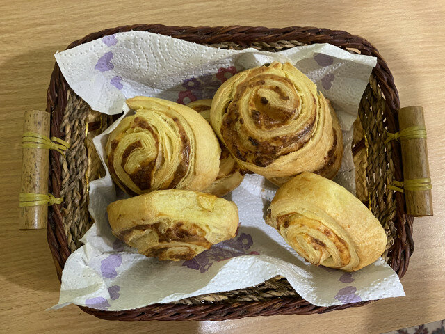 Blätterteigschnecken mit Ei und Mozzarella