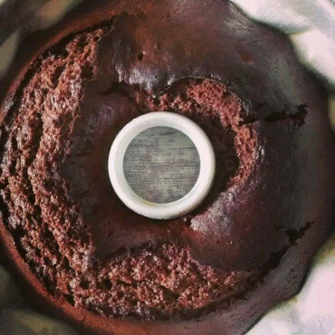 Schokoladenkuchen mit Johannisbeeren