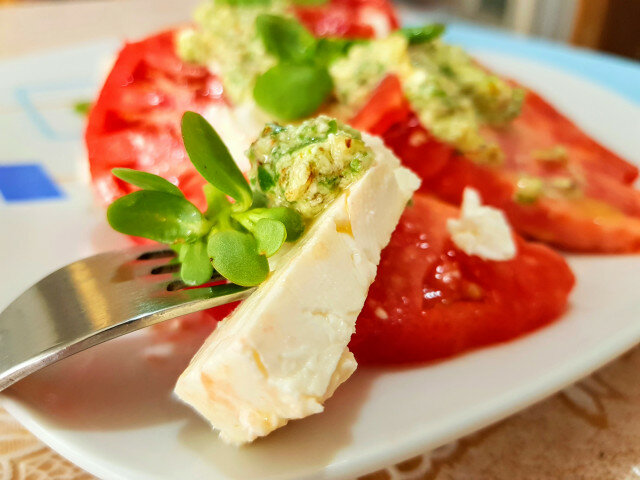 Caprese Salat mit Portulak Pesto