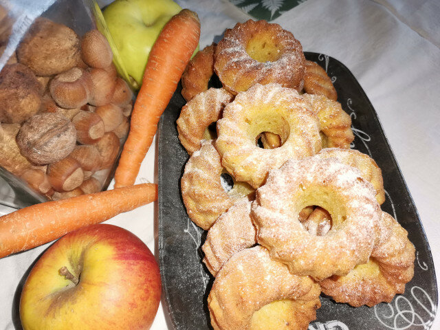 Köstliche Muffins mit Äpfeln und Karotten