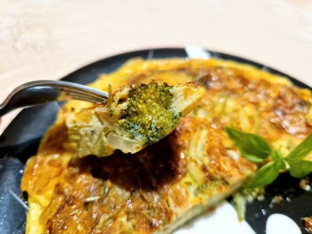 Tortilla mit Brokkoli und Zucchini mit aromatischem Rosmarin