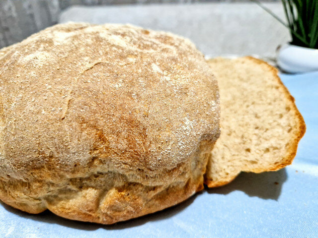 Brot aus Weizen-, Roggen- und Maismehl