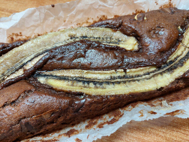 Bananenbrownie mit Schokolade und Haselnüssen