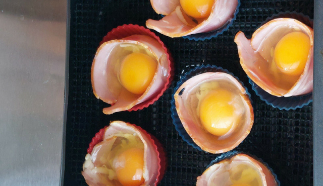 Körbchen mit Bacon und Eier in der Heißluftfritteuse