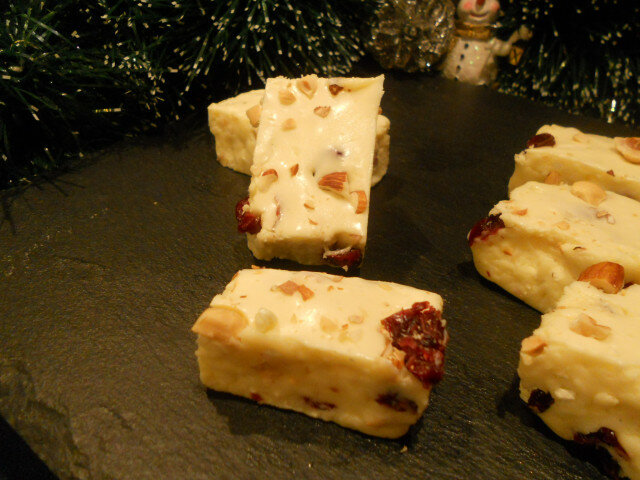 Amerikanischer Fudge mit Preiselbeeren