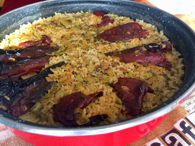 Vegane gefüllte, getrocknete Paprika mit Reis und Lauch
