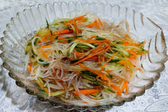 Reisnudel Salat mit Gurke und Karotte