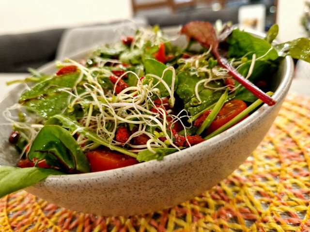 Grüner Salat mit Goji Beeren und Brokkolisprossen