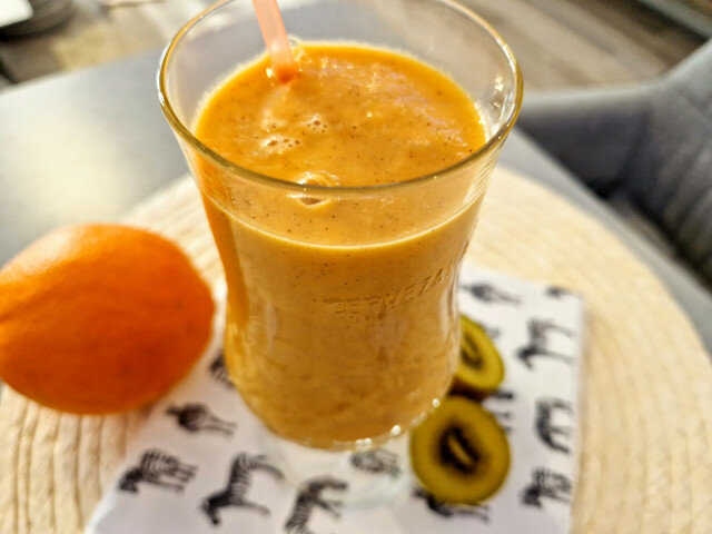 Shake aus Orange, Kiwi und Karotte