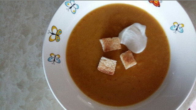 Suppe aus Kürbis und Kichererbsen