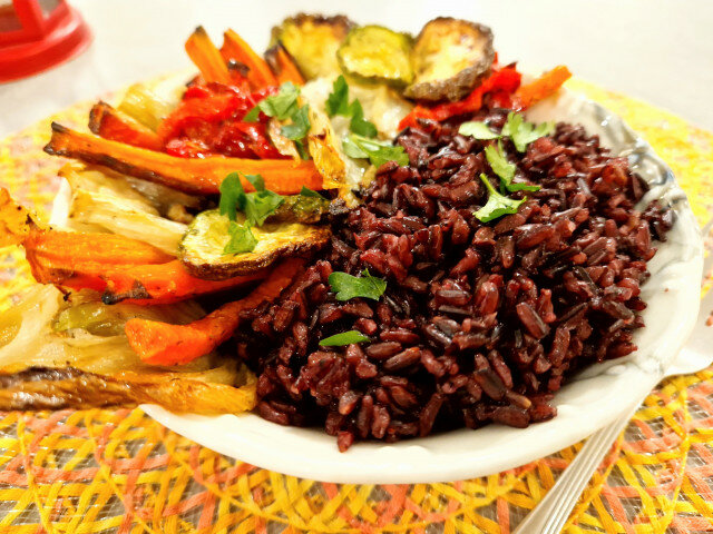 Schwarzer Reis mit gebratenem Gemüse