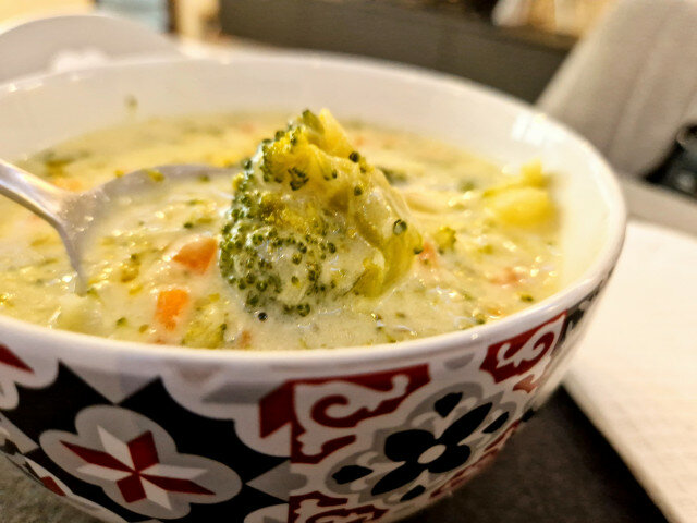 Amerikanische Suppe mit Brokkoli und Cheddar