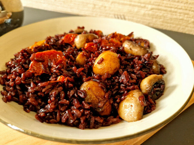 Schwarzer Reis mit Champignons und getrockneten Tomaten