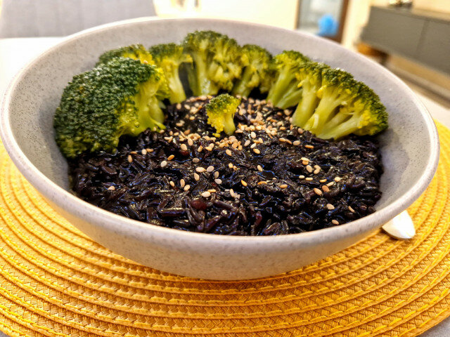 Schwarzer Reis mit Brokkoli auf Asiatische Art