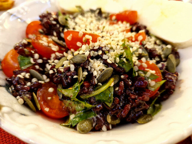 Salat aus schwarzem Reis, Cherrytomaten und Basilikum