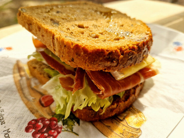 Kalte Sandwiches mit Jamón Ibérico und Brie