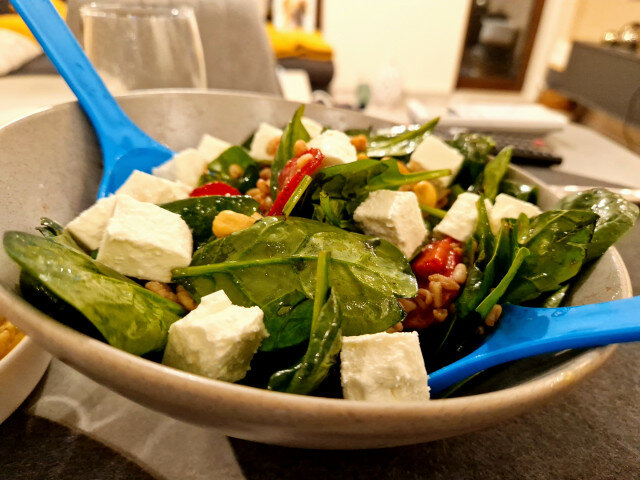 Spinatsalat mit Cashews und Erdbeeren