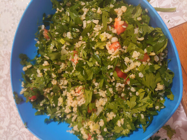 Petersilie Tabouleh Salat mit zwei Arten von Zwiebeln