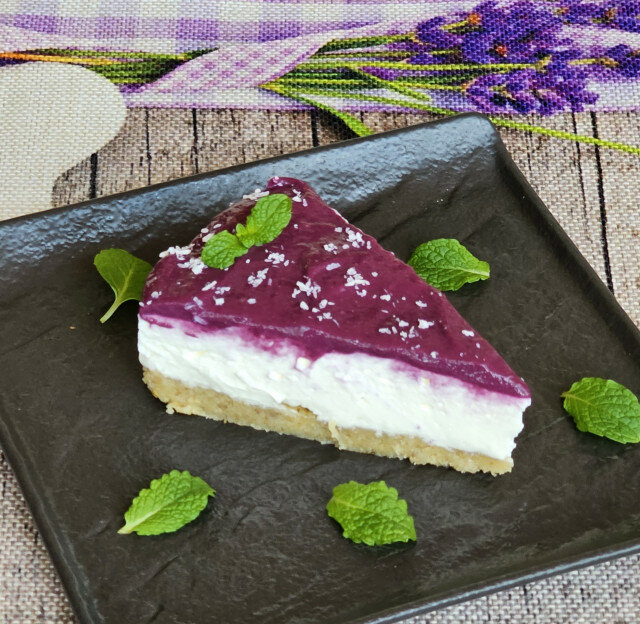 Keto Cheesecake mit Heidelbeercreme