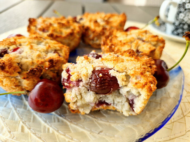 Kokosmuffins mit Kirschen