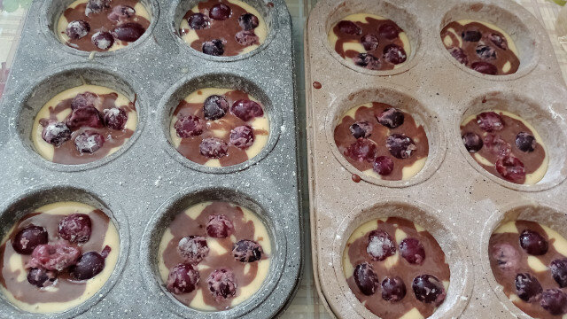 Kakaomuffins mit Kirschen