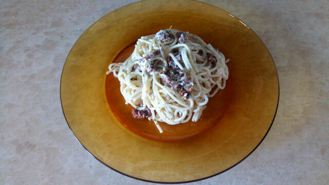 Spaghetti mit getrockneten Tomaten und drei Käsesorten
