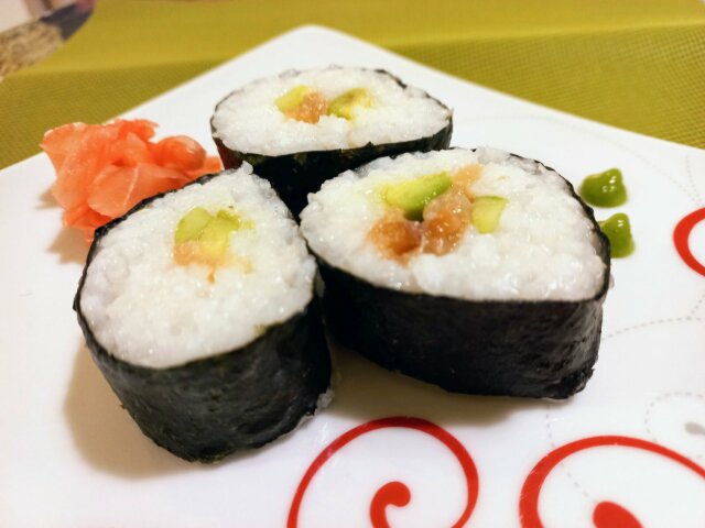 Futomaki mit Lachs und Avocado