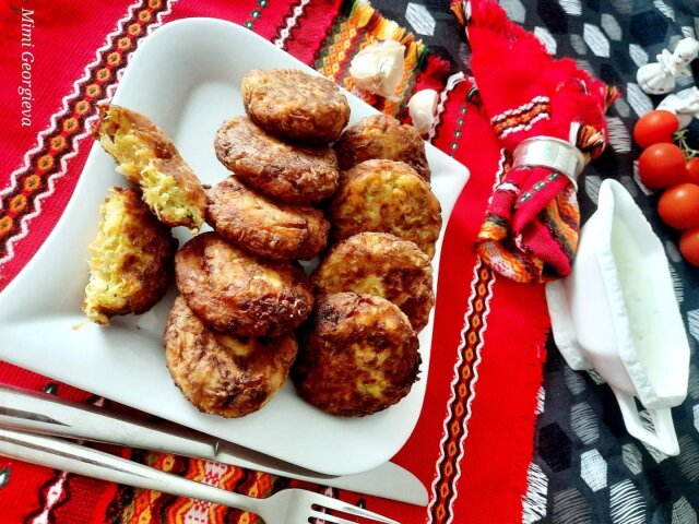 Gebratene vegetarische Zucchinifrikadellen