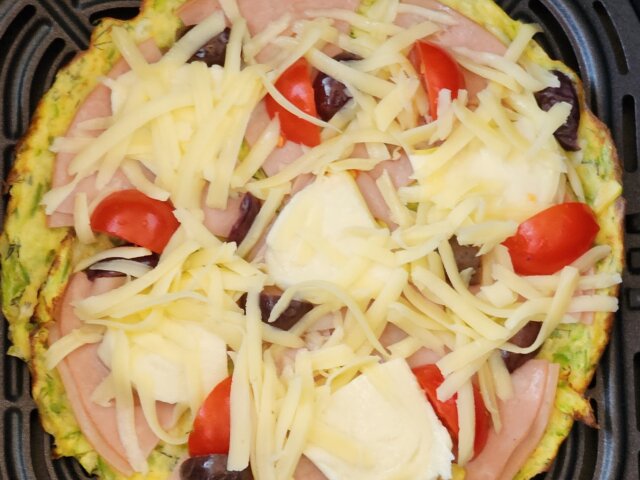 Keto Pizza mit Zucchiniboden in der Heißluftfritteuse
