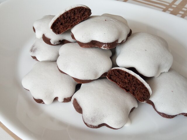 Kakao Lebkuchen mit weißem Zuckerguss