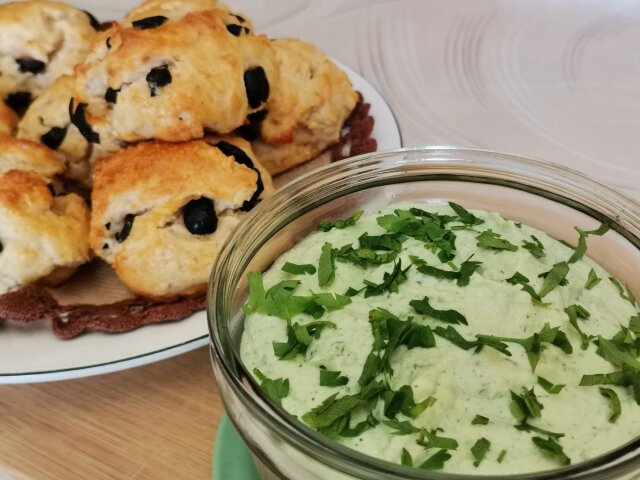 Herzhafter Cremeaufstrich aus Zucchini und Hüttenkäse