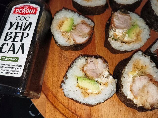 Knuspriges Sushi mit Hähnchen und Avocado