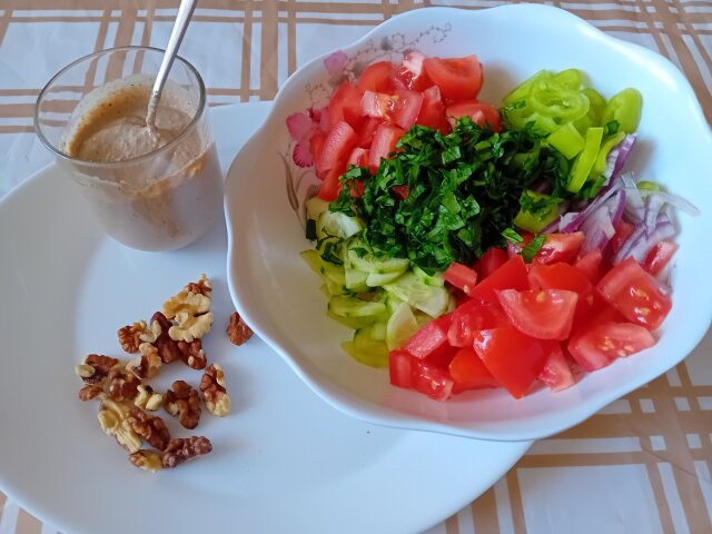 Georgischer veganer Salat