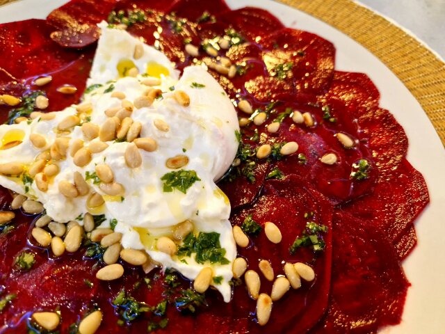 Salat mit Roter Bete und Burrata