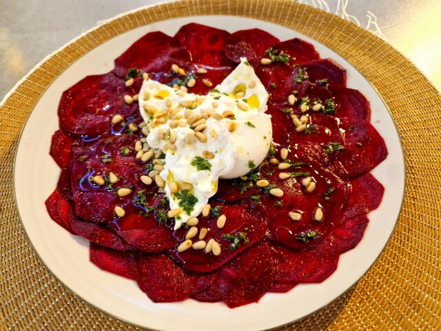 Salat mit Roter Bete und Burrata