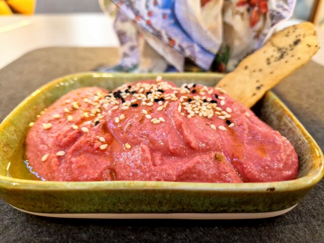 Rote-Bete-Hummus für ihre Party