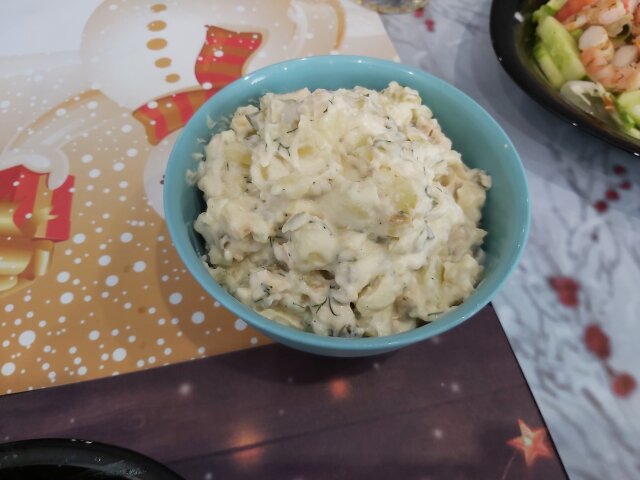 Kartoffelsalat mit Essiggurken und Mayonnaise