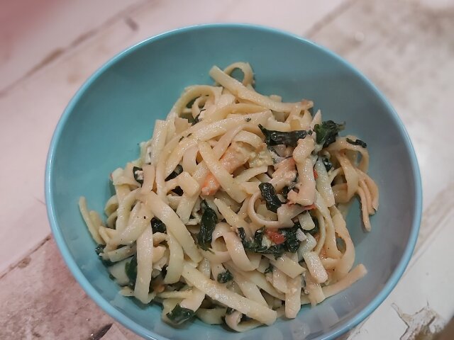 Linguine mit Spinat, Garnelen und Béchamelsoße