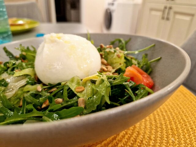 Salat mit Burrata und Rucola