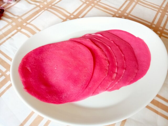 Rote Pfannkuchen mit Rote Bete Saft