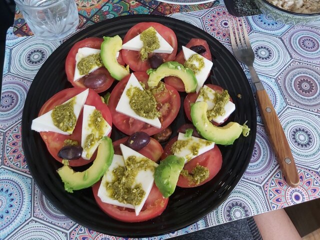 Reichhaltiger Caprese Salat mit Avocado