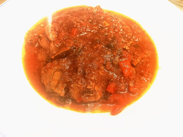 Pikante Hühnerleber in Paprika-Tomatensoße