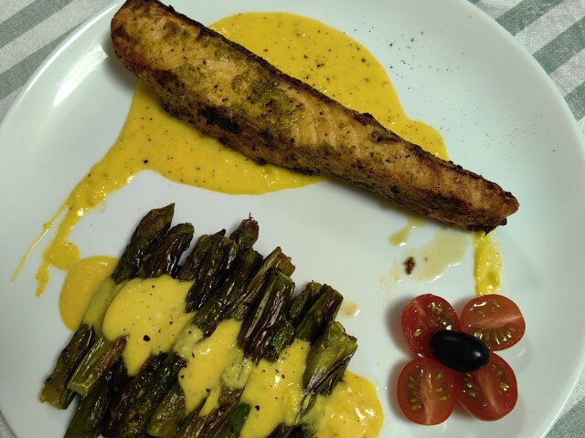 Gegrillter Lachs und grüner Spargel mit Sauce Hollandaise