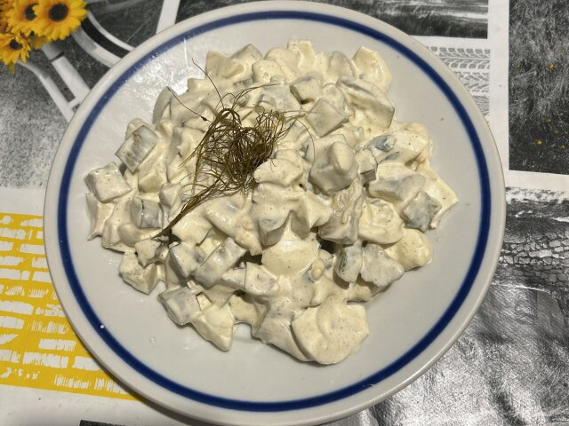 Salat mit Essiggurken und Eier
