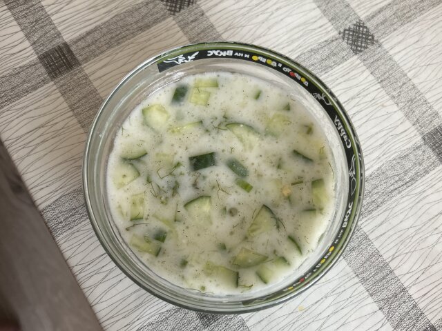 Knoblauchtarator mit Olivenöl und Kreuzkümmel